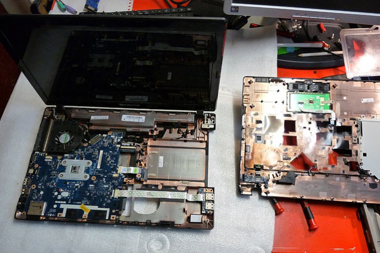 Reparatie van een Packard Bell Easynote laptop met defecte harddisk en verstoft koelingssysteem